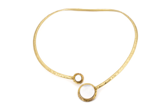 CHOKER OTTONE CON DUE PIETRE TONDE MADREPERLA SH414